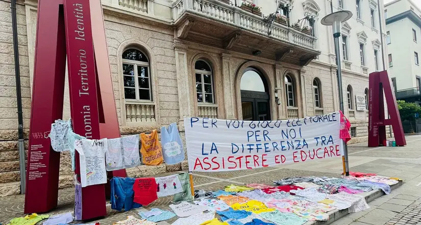Materne aperte a luglio, la protesta continua: \"Maestre usate come baby-sitter\"