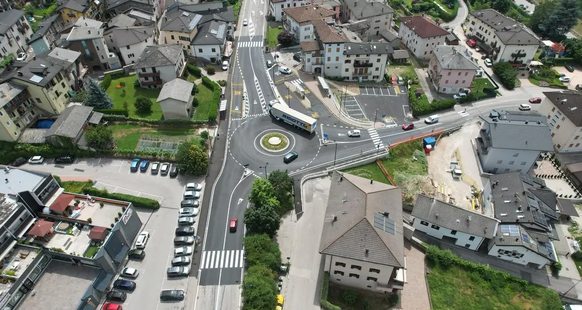 Cambia volto l'accesso a Levico: inaugurata la nuova rotatoria tra corso centrale e via Claudia Augusta