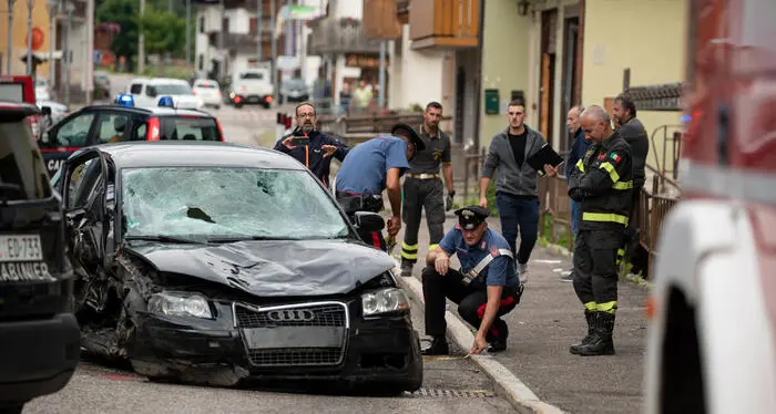 La famiglia travolta da un'auto in Cadore, alla guida una turista tedesca: fra le ipotesi l'uso improprio del cellulare