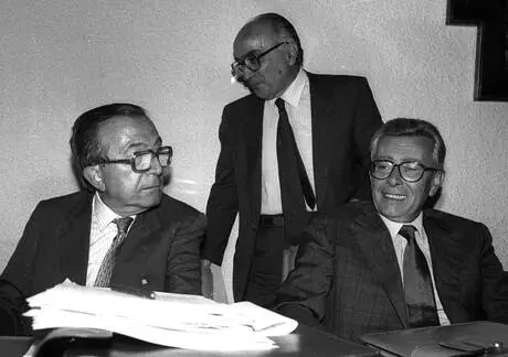 Il ministro dell'Interno Antonio Gava (C) con il segretario della Dc Arnaldo Forlani e Giulio Andreotti durante il Congresso nazionale della Democrazia Cristiana il 09 agosto 1989. ANSA/ROMANO GENTILE