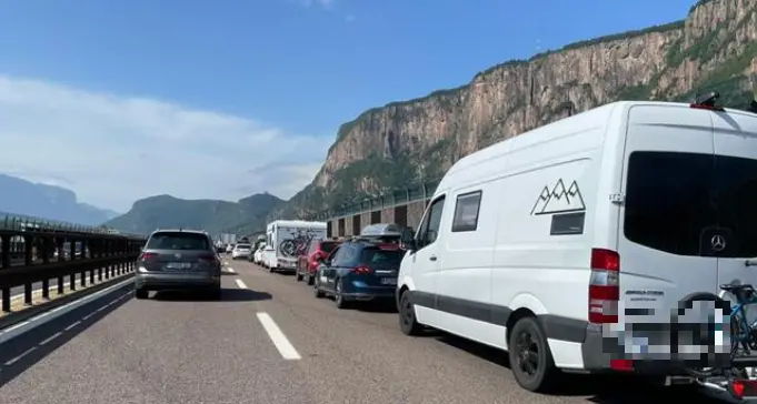Incidenti e traffico intenso: sull'Autobrennero code e rallentamenti in entrambe le direzioni