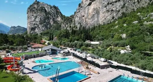 Tenta di scavalcare i cancelli del Prabi Aqua Park, per un bagno di notte, ma si trafigge un braccio