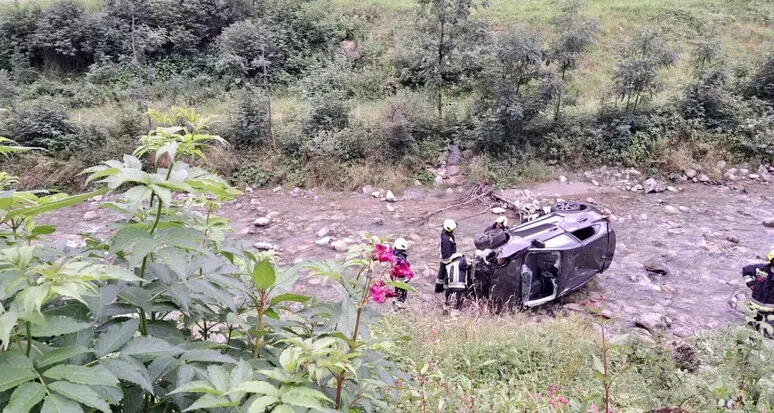Auto precipita nel torrente in val Sarentino: ferite cinque persone