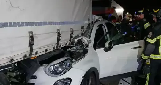 Pauroso tamponamento in A22: con l'auto contro il tir, miracolosamente illesa la conducente