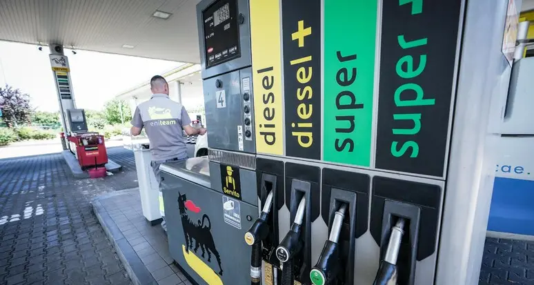 Carburanti, da oggi l'obbligo dei cartelloni con i prezzi medi: Bolzano la più cara d'Italia