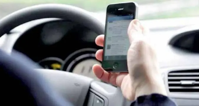 Multato, si difende: «Non avevo in mano lo smartphone ma il portafogli». Però il giudice non gli crede