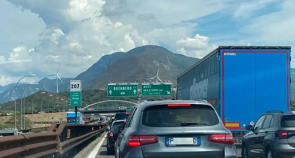Week-end ad alta intensità di traffico turistico: code e rallentamenti in A22 e fra il Garda e Rovereto