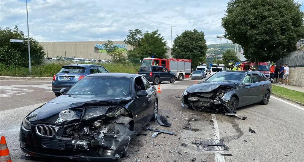 Scontro fra due auto a Spini: due feriti trasportati in ospedale