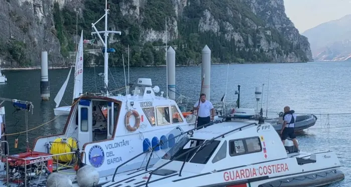 La guardia costiera ferma e multa un motoscafo in fiamme sul lago