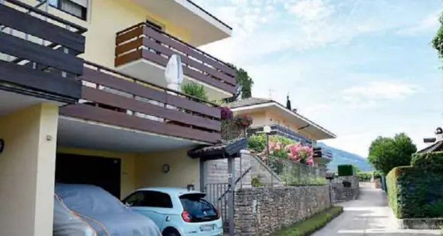 Si sveglia alle tre del mattino, si ritrova i ladri sul balcone e li mette in fuga