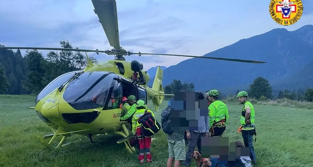 Con i sandali di gomma sul sentiero franato: non riescono a proseguire e arriva l'elisoccorso