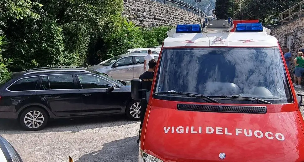 Bimbo si chiude in auto per sbaglio: liberato dai vigili del fuoco, sta bene