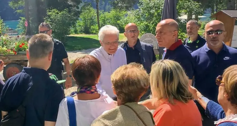 Il presidente Mattarella è a Dobbiaco per un soggiorno estivo: è stato anche al lago di Braies