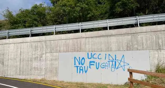 Le scritte sui muri con minacce di morte a Fugatti: denunciato un tecnico informatico