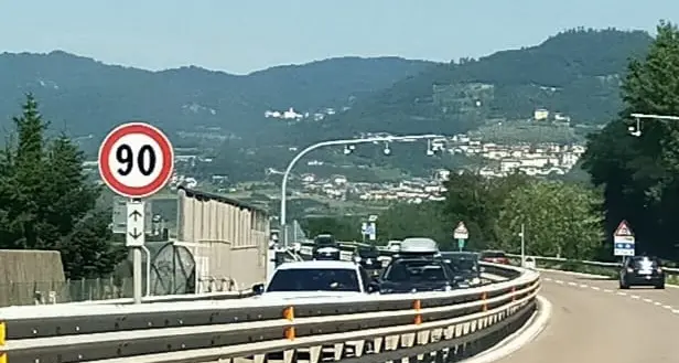 Lavori per rinnovare la segnaletica sulla Valsugana, rallentamenti all'altezza di Pergine