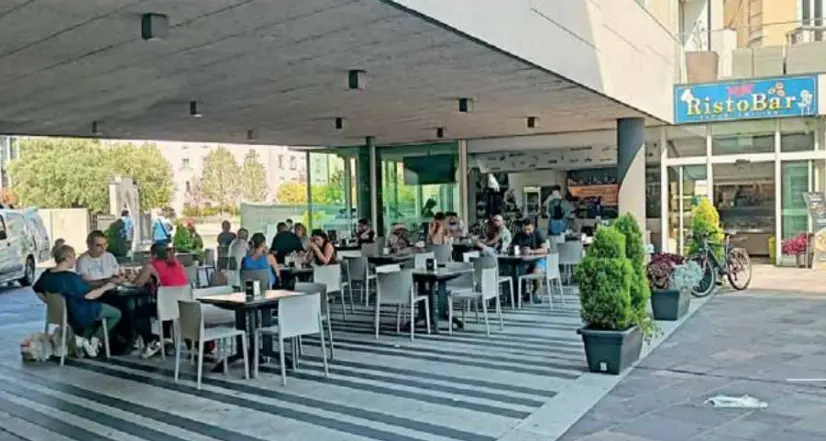 I titolari del bar Depero: «Qui i vandali dettano legge: siamo esasperati, se continua così molliamo tutto»