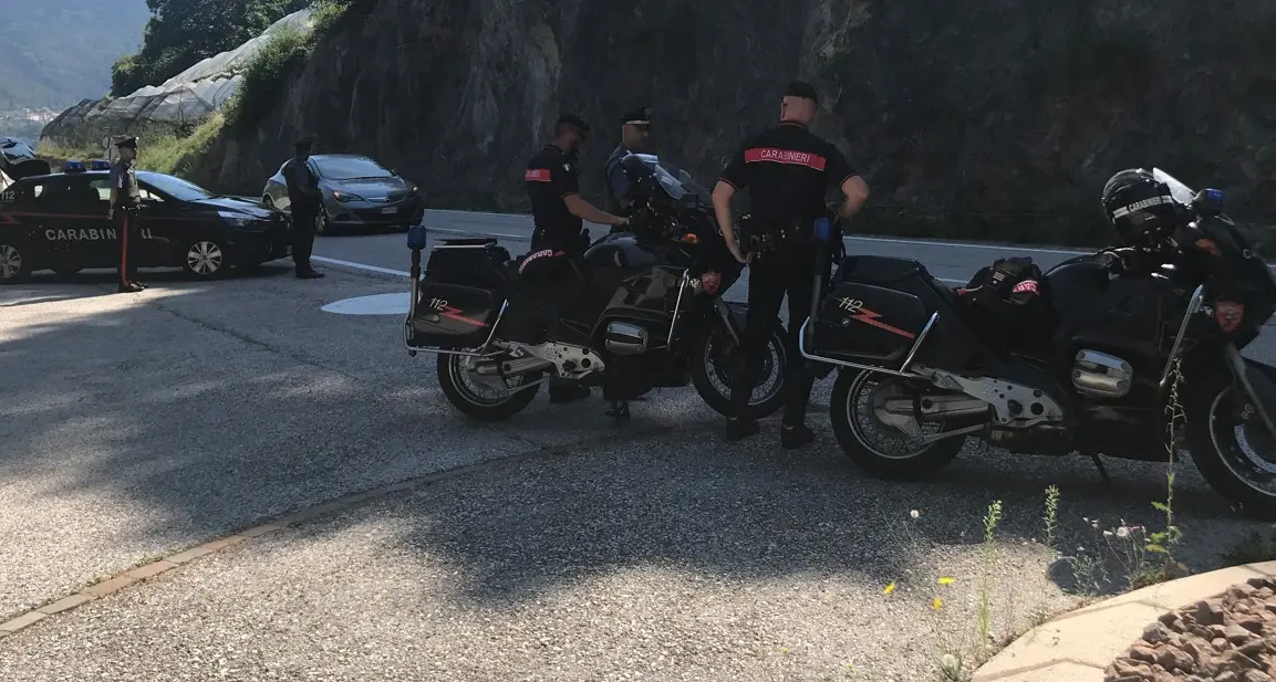 Motociclisti indisciplinati bloccati dai carabinieri sulle strade di Cembra, Fiemme e Fassa: ritirate 20 patenti