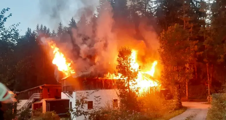 Pauroso incendio in una distilleria in val Pusteria: danni ingenti