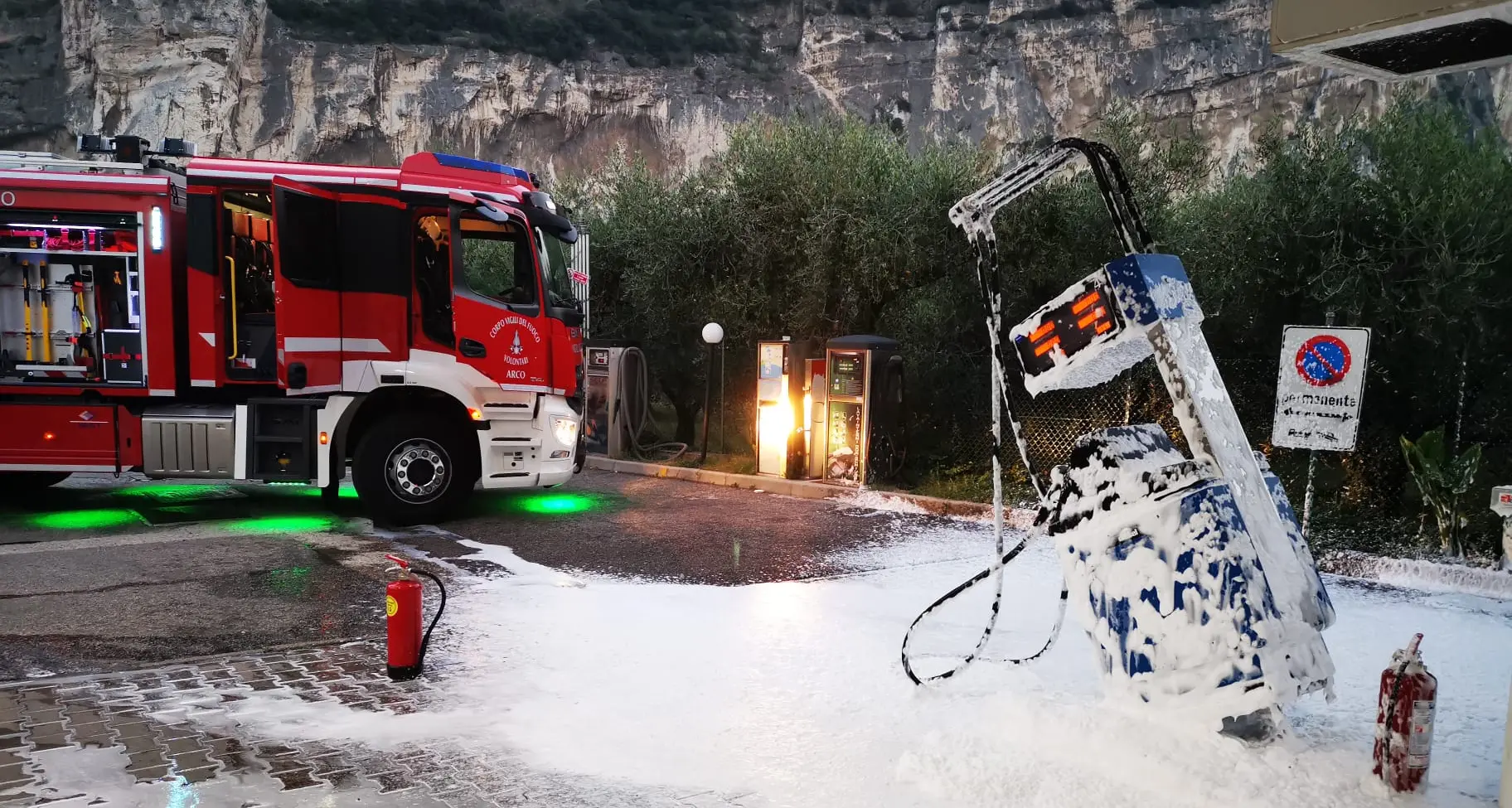 Arco, fa benzina ma poi se ne va con la pistola nel serbatoio: pompa sradicata