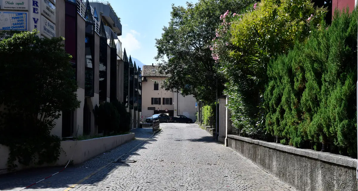 Risse e spaccio a due passi dal centro: l'esasperazione nell'area di vicolo Parolari