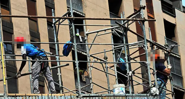 Colpo di calore in cantiere a Riva: operaio di 33 anni ricoverato in rianimazione