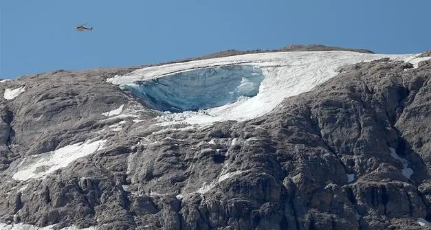 Caldo record in Marmolada, monitoraggi continui sul ghiacciaio ma per ora niente restrizioni