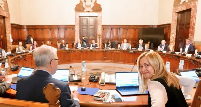 Sarà una manovra economica spartana, Meloni gela i ministri: le risorse sono poche