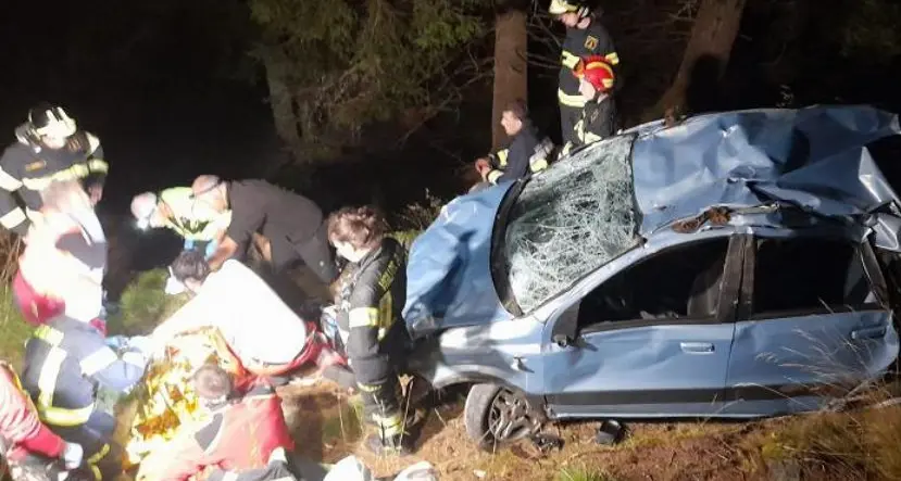 Peio, non rientra a casa la sera: trovato nella notte dai soccorritori, era precipitato con l'auto lungo un pendio