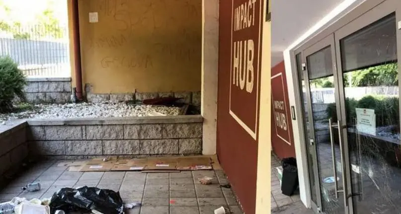 Vandalizzata nella notte la sede di Impact Hub: scritte sui muri, rifiuti abbandonati, vetri rotti
