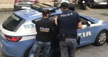 Trento, litiga con la moglie e poi minaccia i poliziotti con due coltelli: arrestato