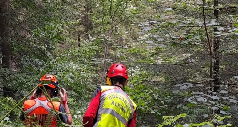Scivola e precipita vicino al torrente: escursionista muore nella zona di Peio