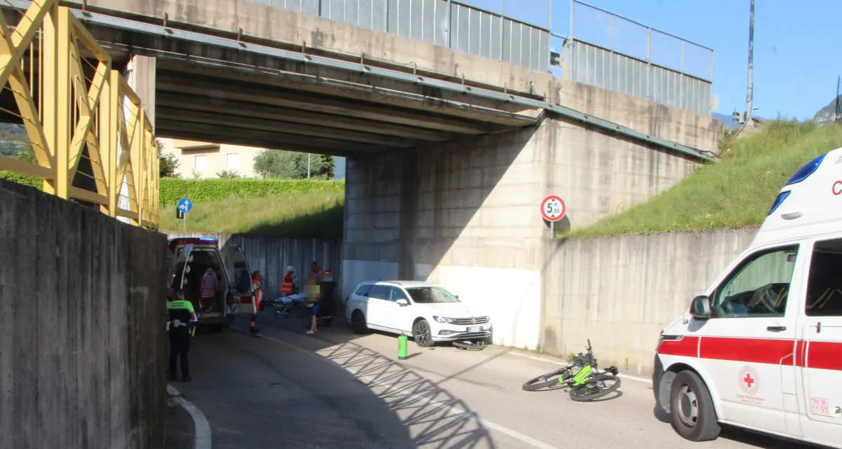 Volano, travolti papà e bimbo di due anni in bicicletta: ricoverati in ospedale, l'uomo è grave