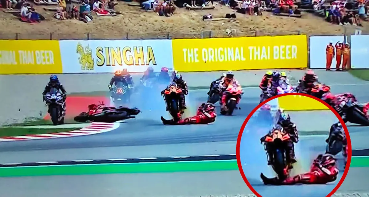 Maxicaduta al Montmelò, paura per Bagnaia: moto gli passa sulla gamba, escluse fratture