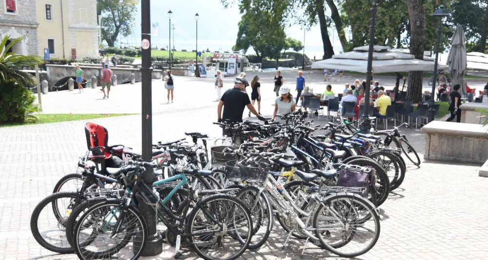Riva, le biciclette da soluzione a problema per la città: in qualche tratto convivenza difficile con i pedoni