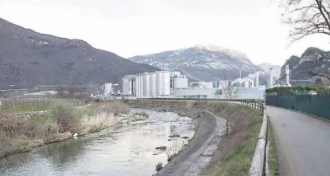 Nuovo argine lungo il fiume Sarca per proteggere dalle esondazioni la zona industriale