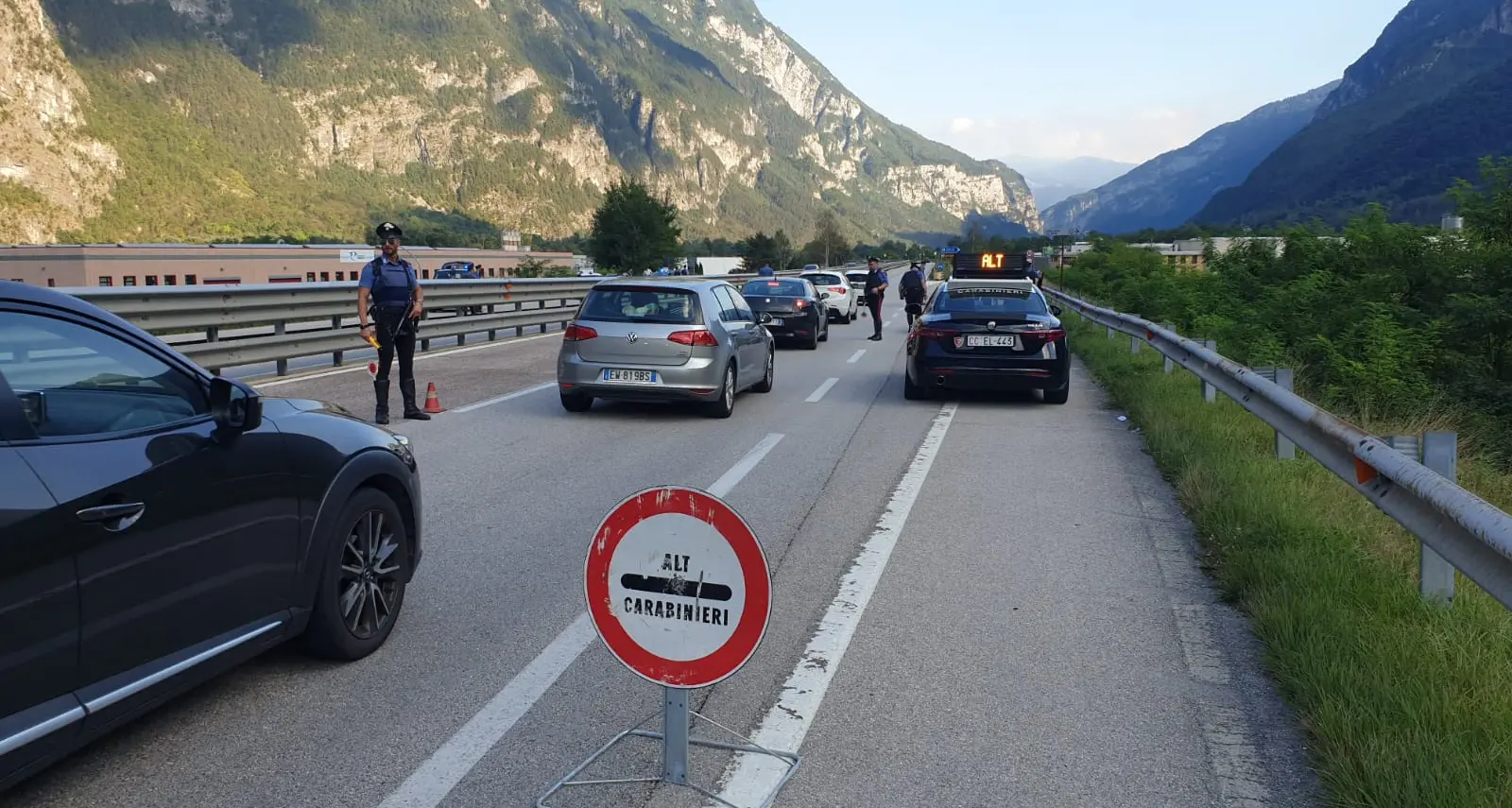 Posti di blocco speciali dei carabinieri sulla statale 47: ritirate due patenti