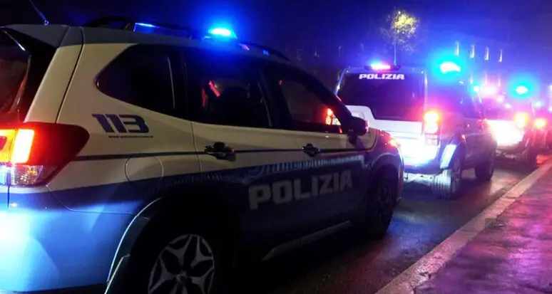 Ladro si arrampica e comincia a forzare la porta, ma la vicina lo vede: arrestato dalla polizia a Bolzano
