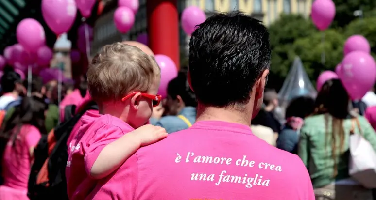 Trento, riconosciuta l'adozione per coppia omogenitoriale: il figlio è nato con la gestazione per altri