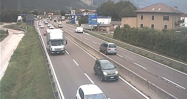 Schianto in tangenziale: ferita una ragazza, rallentamenti del traffico