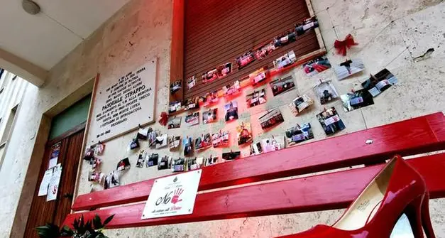 Botte e morsi alla fidanzata, la mamma di lei lo denuncia: per un ventenne violento scatta il divieto di avvicinamento