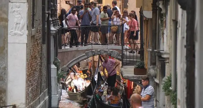 Venezia, il Comune introduce il ticket d'ingresso: \"Per salvare la città\". Critico il Pd: \"Così la farete affondare di più\"