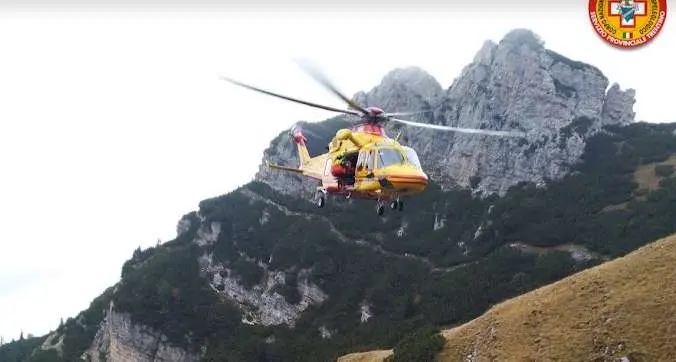 Precipita dal sentiero e finisce nel torrente: 79enne soccorso in codice rosso con l'eliccottero
