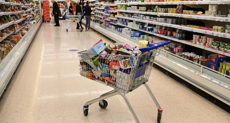 In arrivo una stangata da 1.600 euro per le famiglie: alimentari, mutui e anche le spese per la scuola