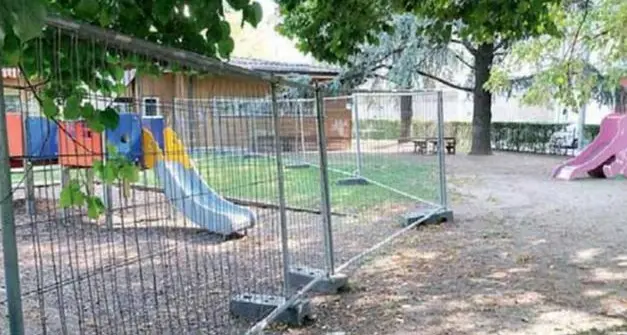 Il Comune: niente inquinanti nell'area delle scuole infanzia, attese le controanalisi di Appa