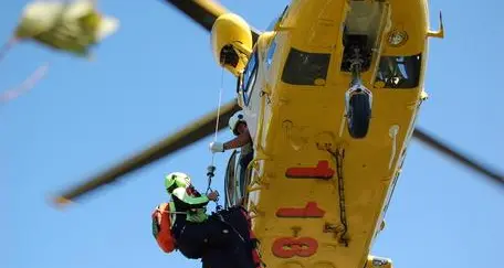 Precipita con il parapendio dal Col Rodella: recuperato con l'elicottero e trasferito in ospedale