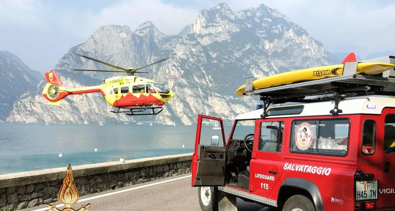 Motociclista fuori strada a Torbole, soccorso in codice rosso dall'elicottero
