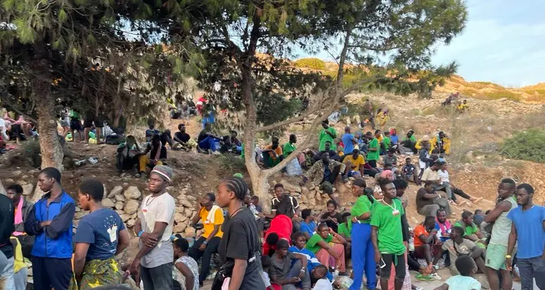 Caos a Lampedusa, arrivi continui di barche di migranti: 7 mila persone in 48 ore