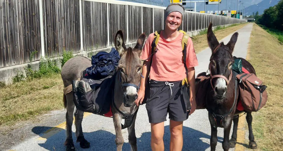 Anna, 26 anni, con due asini per un trekking dalla Germania al Garda e ritorno