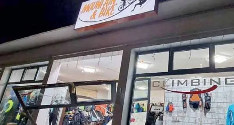 Mori, spaccata notturna al negozio di bici: danni e bottino da decine di migliaia di euro