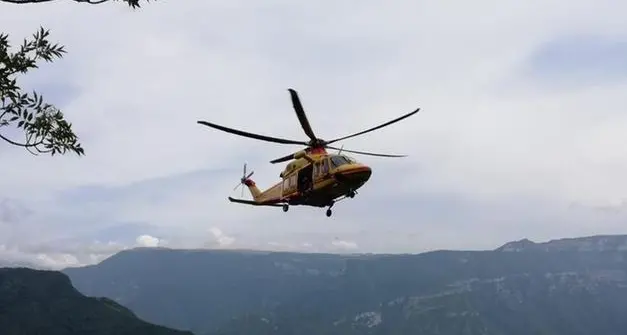 Cade e sbatte contro il guard-rail a Bezzecca, motociclista di 49 anni ricoverato in condizioni gravi